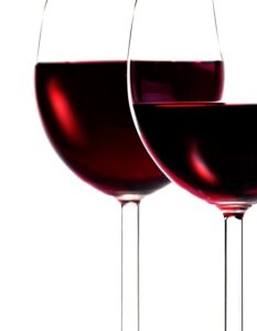 Rumeni zobje in pitje rdečega vina